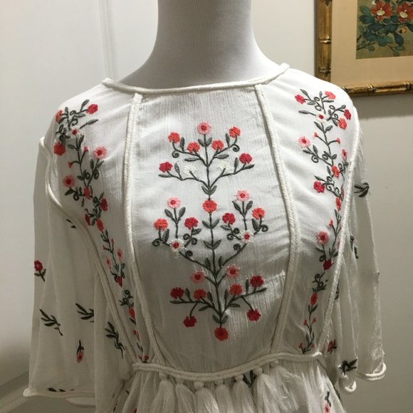 Willow & Clay Floral Embroidered Tassel Trim Top - Picture 8 of 9